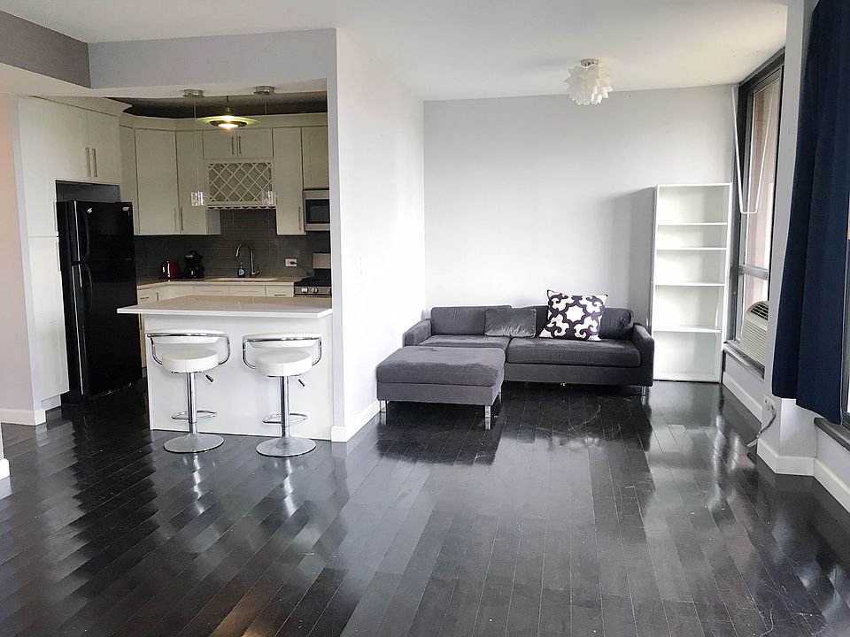1st image of 3021 S Michigan Ave Unit 109