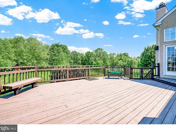 5th image of 329 Vista Dr