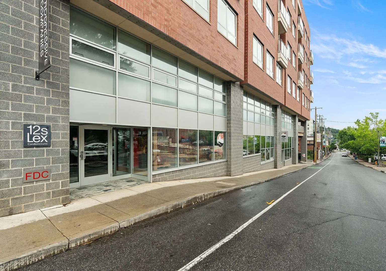 Attractive Modern Condo - Excellent Downtown Location — Photo 1