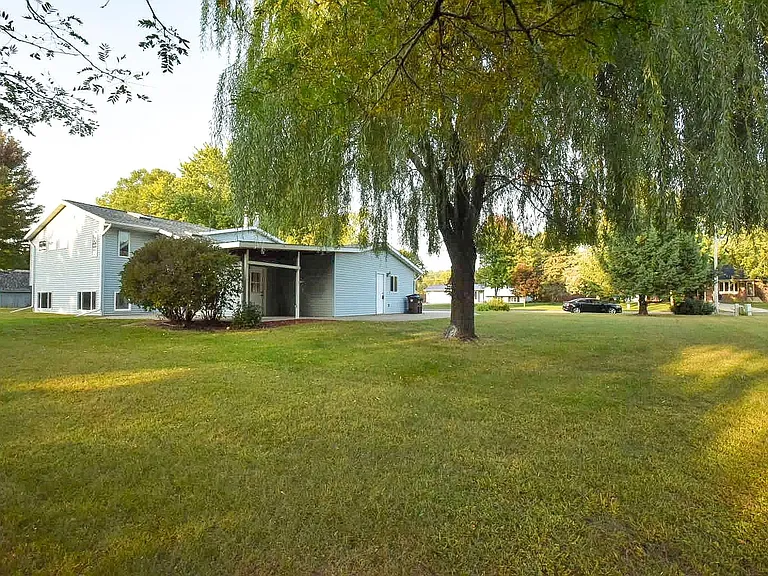 2501 Thomas Ct — Photo 30