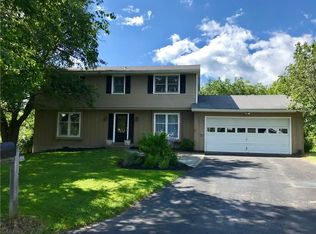 11 Walnut Run, Fairport, NY 14450