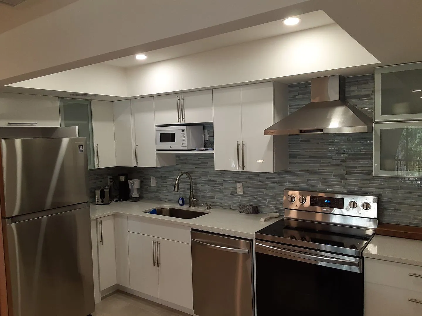 Seasonal-Beautifully renovated top floor 2/2 condo downtown Sarasota. — Photo 1