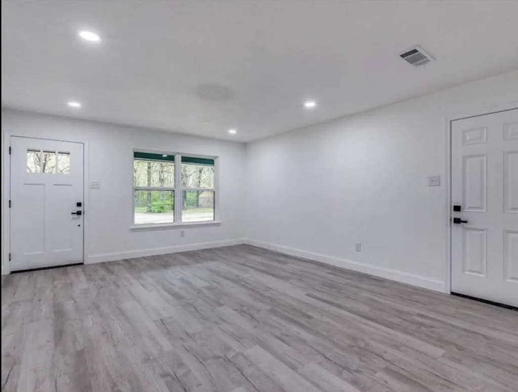 205 La Jodepa st — Photo 3