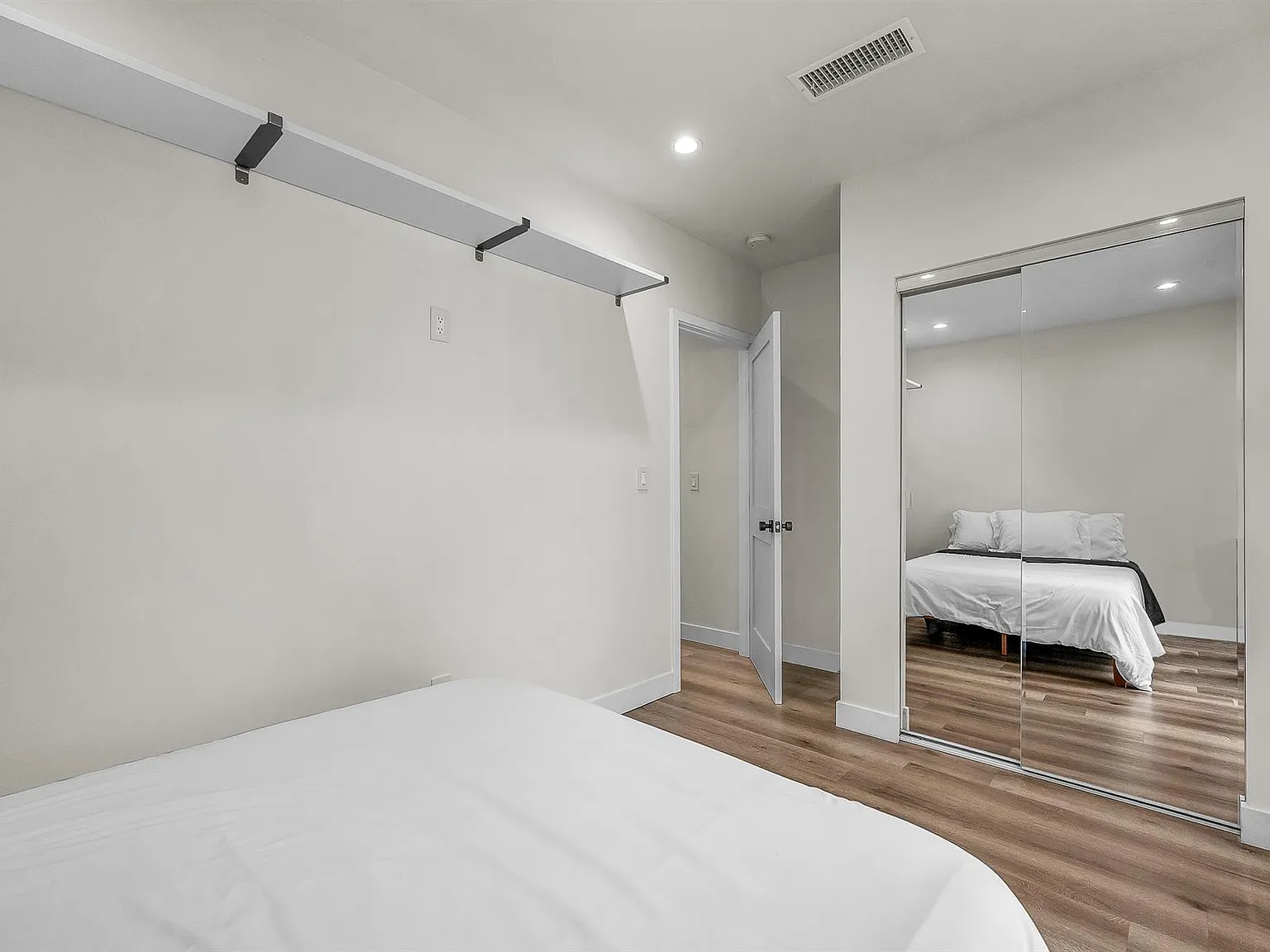 2 bed, 558 sqft, $3,500 — Photo 3