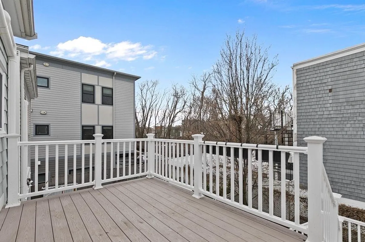 2 bed, 750 sqft, $3,200 — Photo 2