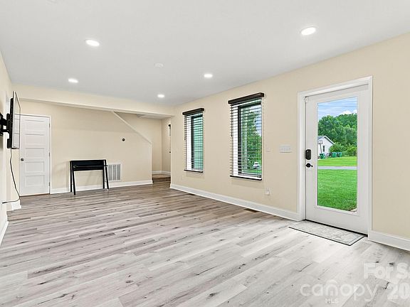 5th image of 108 W Lee Ave