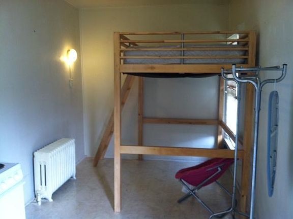 Loft bed available upon request (no additional fee)