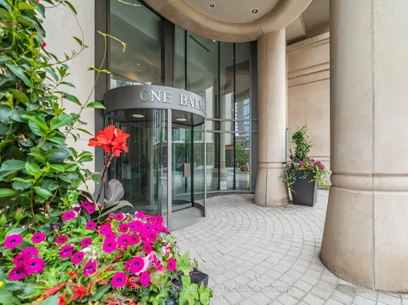 1 Balmoral Ave Unit 201, Toronto, ON M4V 3B9