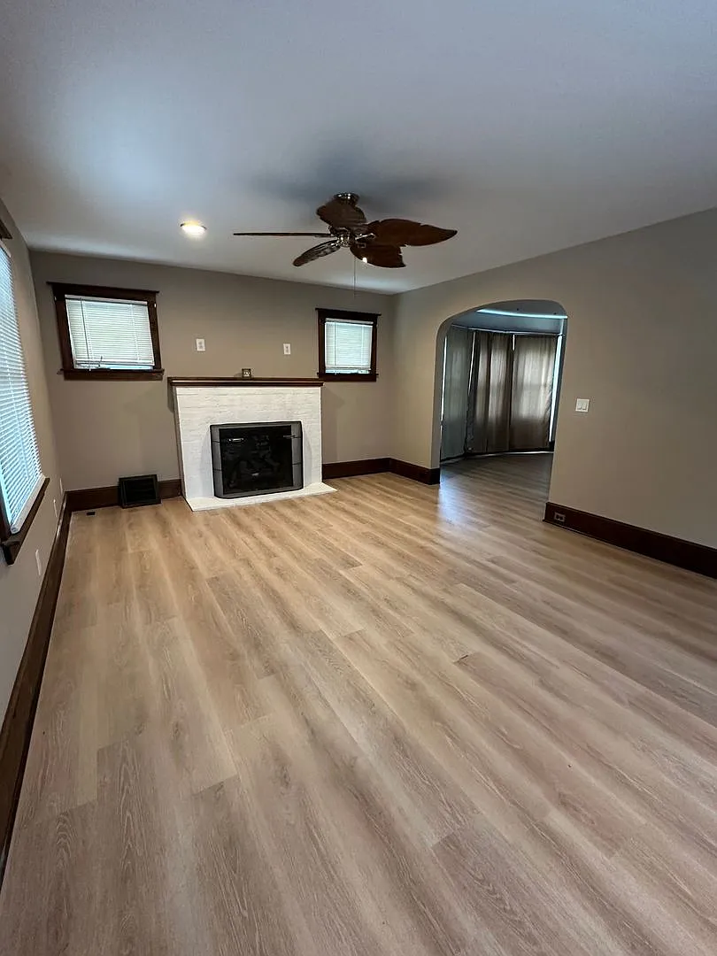 Well maintained 4 bedroom 2 bathroom home — Photo 2