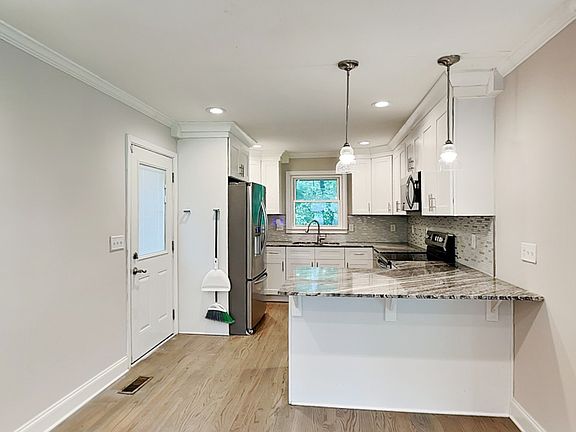 3rd image of 878 Lake Ct SE