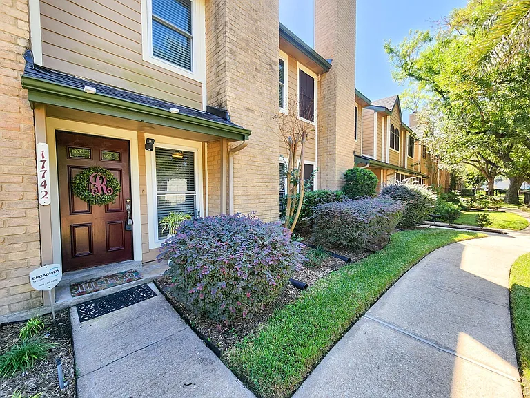 17742 Kings Park Ln — Photo 2