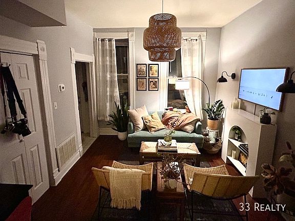 3rd image of 1402 N Greenview Ave APT 1F