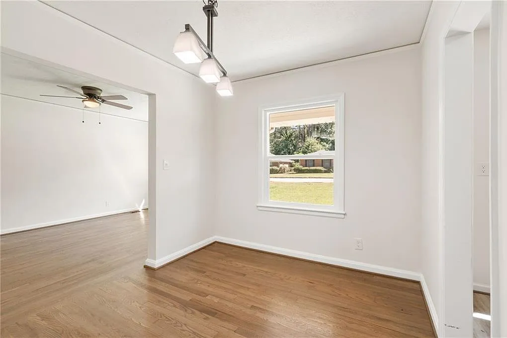 3 bed, 2.0 bath, 1400 sqft, $2,100 — Photo 4