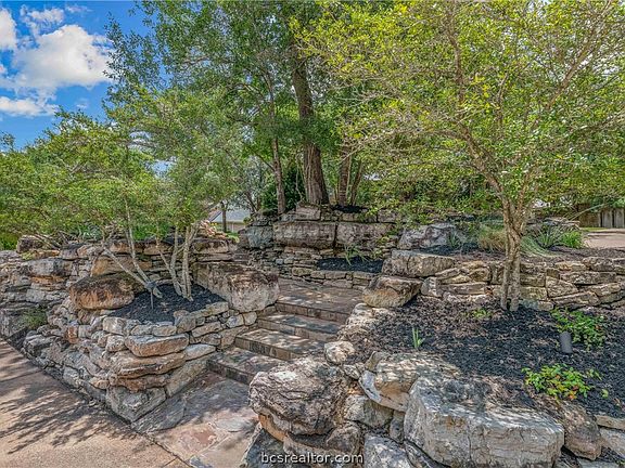 2nd image of 6005 Augusta Cir