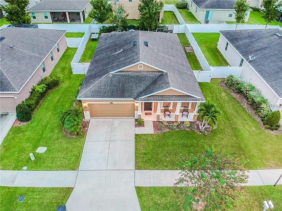 3rd image of 12215 Fairlawn Dr