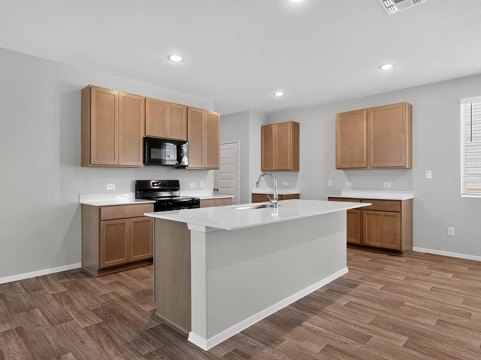 4 bed, 3.5 bath, 2446 sqft, $2,595 — Photo 4