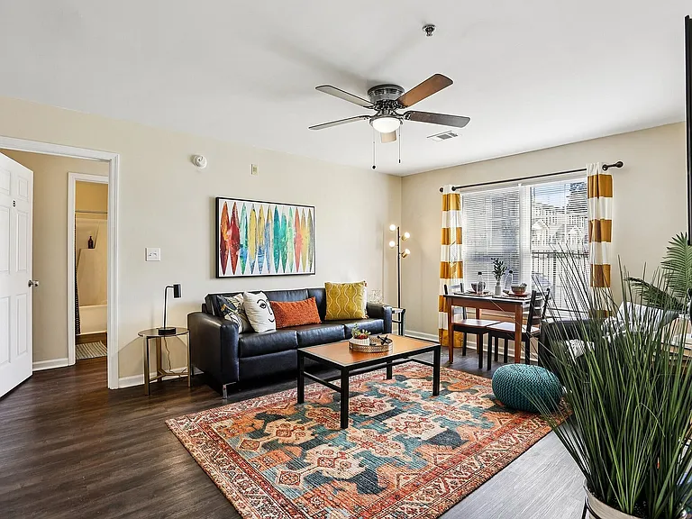 9-web-or-mls-University Ave-S2210-009
