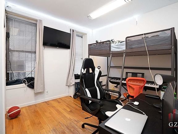4th image of 320 E 109th St APT 1A