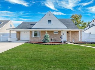 37 Chickadee Ln, Levittown, NY 11756