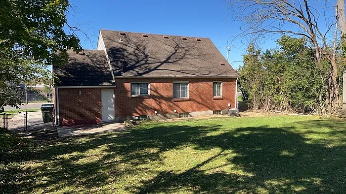 2 bed, 1.0 bath, 1327 sqft, $1,250 — Photo 4