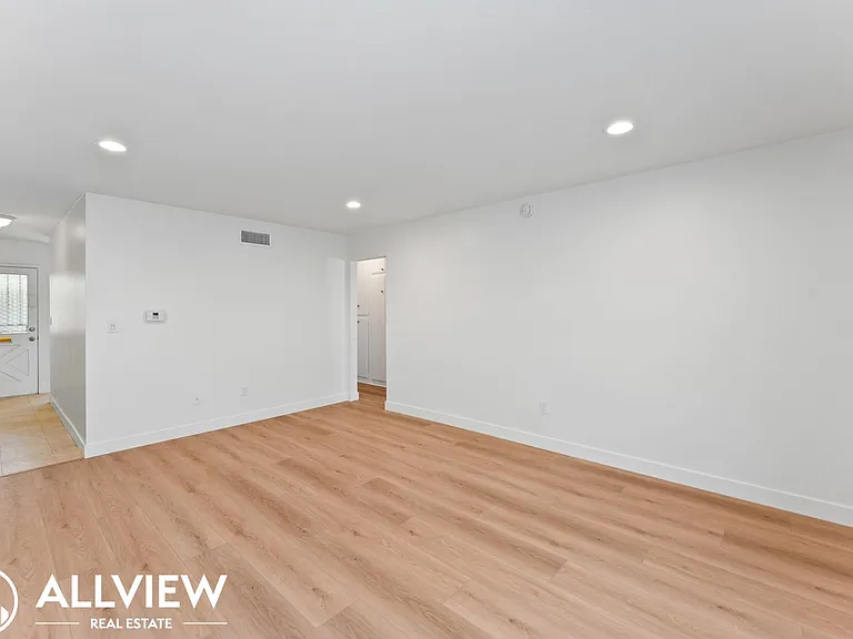 16661 Bartlett Ln — Photo 7