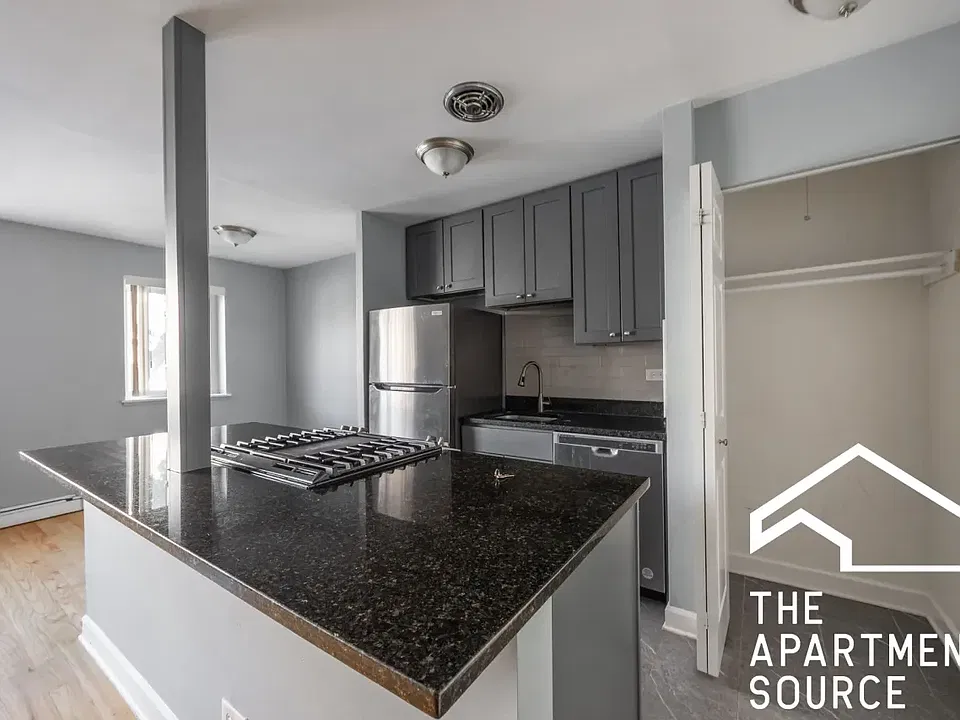 643 W Grace St #208