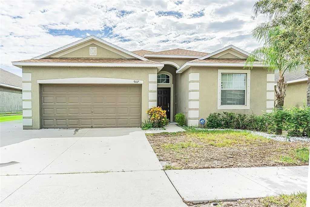 4 bed, 3.0 bath, 2032 sqft, $2,400 — Photo 1