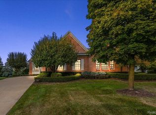 2798 Castlemartin Ct, Rochester, MI 48306