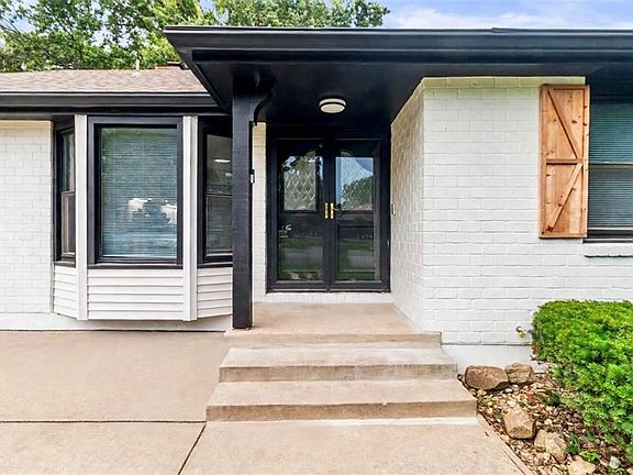 3rd image of 211 SE Noeleen Ln