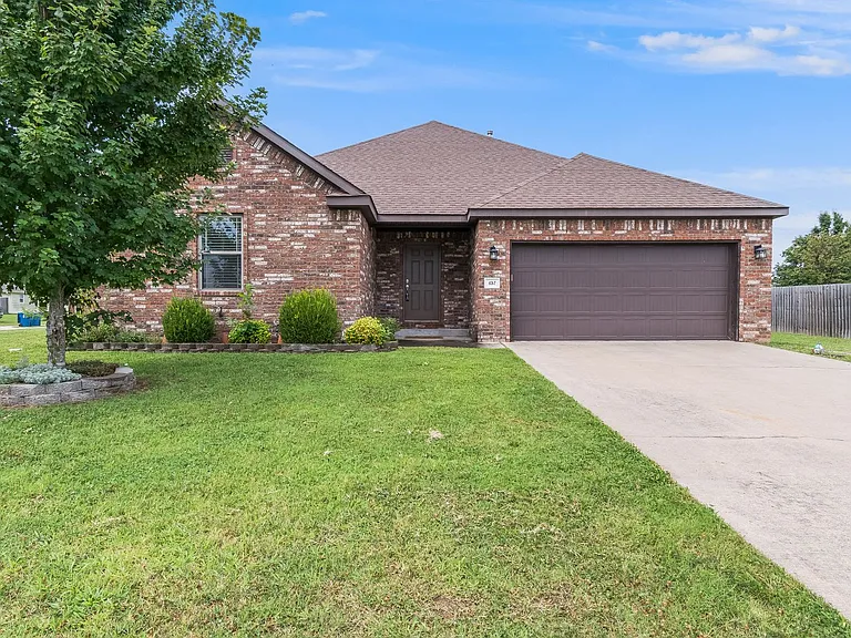 457 Harper Dr — Photo 2