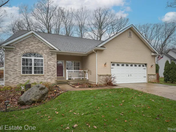 888 Edgewood Dr, Highland, MI 48356