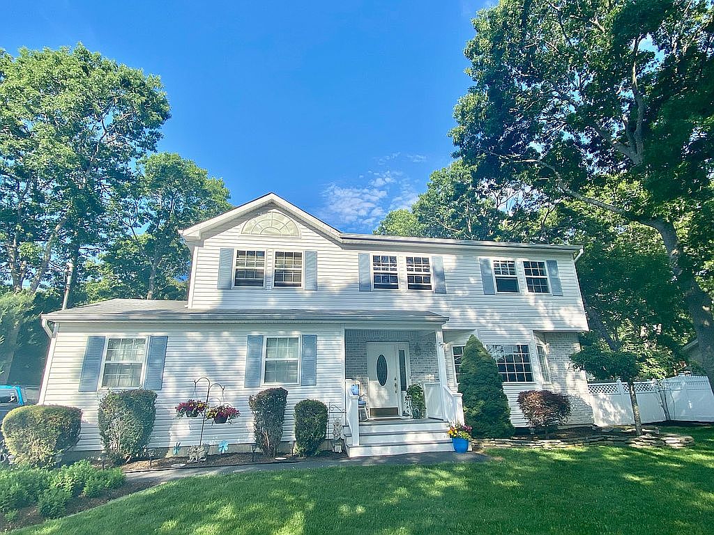 57 Pinelawn Ave Shirley NY 11967 Zillow