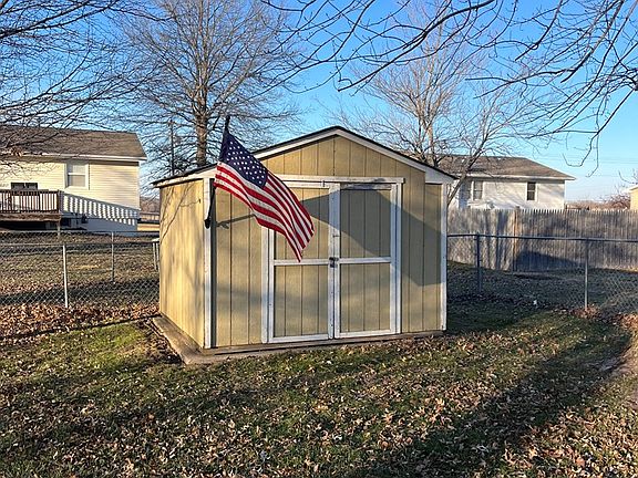 4th image of 10 Irene Dr