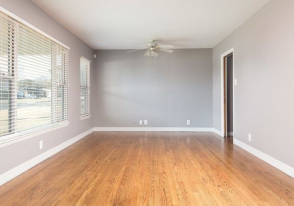 3rd image of 303 Schmeltzer Ln