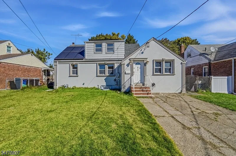 4 bed, 2.0 bath, $3,000 — Photo 1