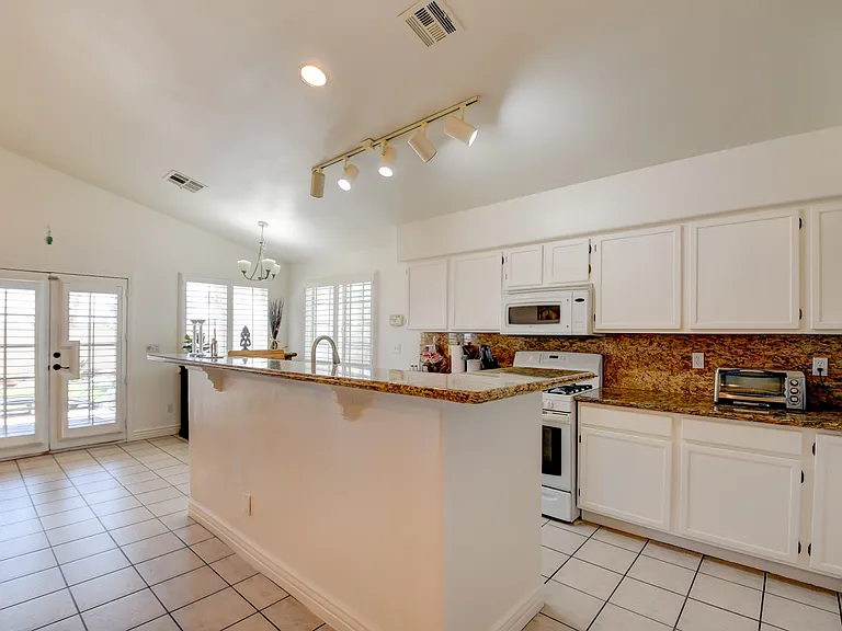 7365 Tamarind Ave — Photo 21