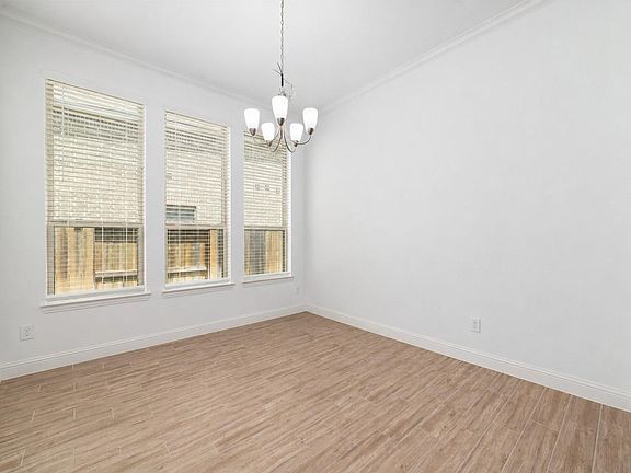 5th image of 2718 Camellia Ave