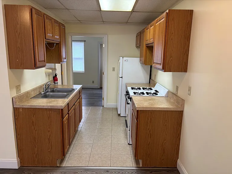 549 E State St #B — Photo 3