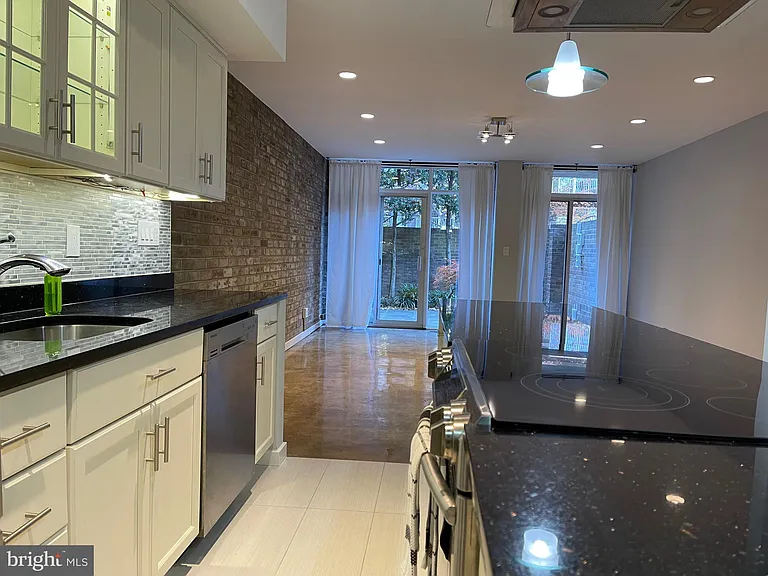 457 N St SW — Photo 14