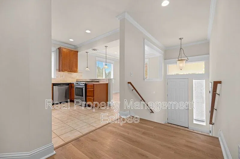 4 bed, 2.5 bath, 2222 sqft, $3,499 — Photo 3