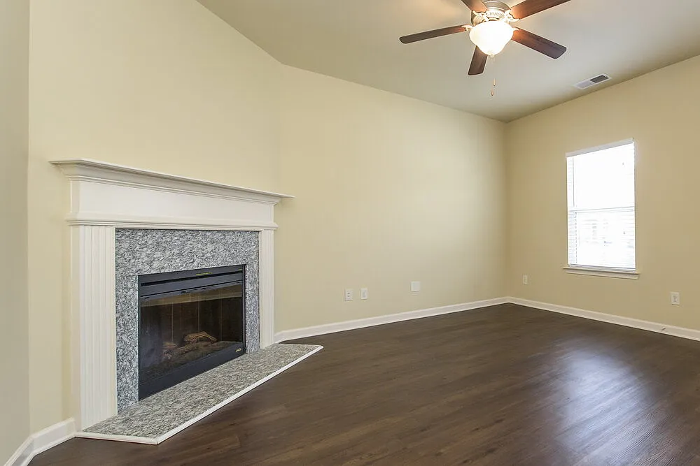 3 bed, 2.5 bath, 1615 sqft, $3,040 — Photo 3