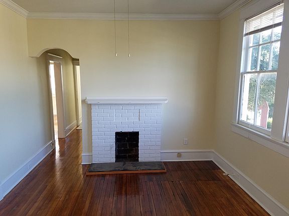 3rd image of 4624 Willow St