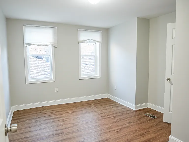 2624 E Madison St — Photo 6