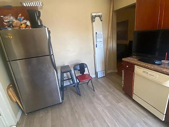 3rd image of 1617 W 61st St Unit 2