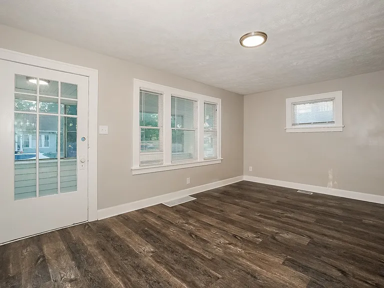 1064421_017_living_room_13183894.jpg