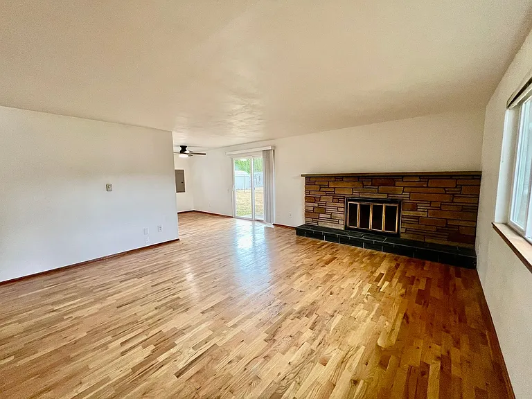 4020 15th Ct NE — Photo 8