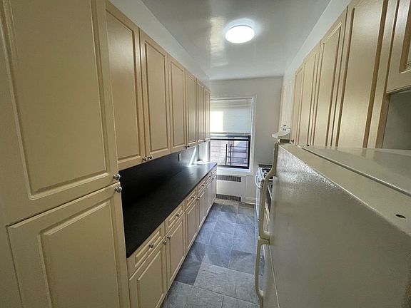 4th image of 3635 167th St APT 1D