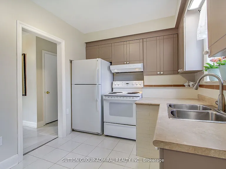 194 Cocksfield Ave #MAIN FLOOR — Photo 9