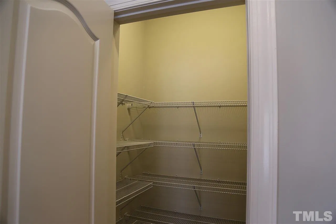 5 bed, 3.0 bath, 2678 sqft, $2,975 — Photo 4