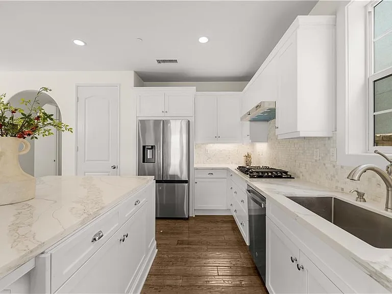 636 E Boxwood Ln — Photo 14